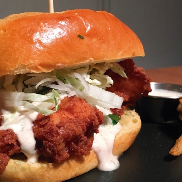 Sándwich de pollo California  ahumado y picante Sándwich de pollo California  ahumado y picante